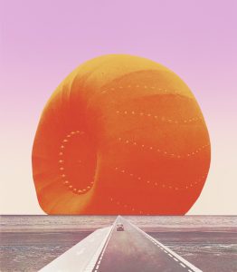 Eine lange, gerade Straße mit einem kleinen Auto, im Hintergrung ist ein großer orangefarbener Autoreifen zu sehen, so dass es aussieht, also ob das Auto vor einem Sonnenuntergang fährt.