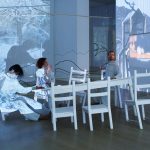 Ausstellungsansicht von SOMA mit Tänzern