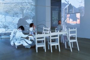 Ausstellungsansicht von SOMA mit Tänzern