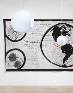 Raumansicht mit Oswaldo Maciás Installation "New Cartographies of Smell Migration" (2021), Foto: Franziska von den Driesch