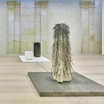 Ausstellungsansicht mi Skulpturen von Günther Uecker.