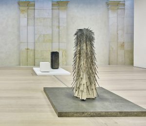 Ausstellungsansicht mi Skulpturen von Günther Uecker.